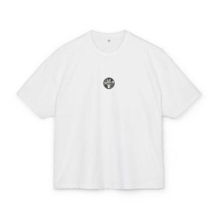 Camiseta oversize – Retrato monocromo del cantante en el escenario impreso en la espalda